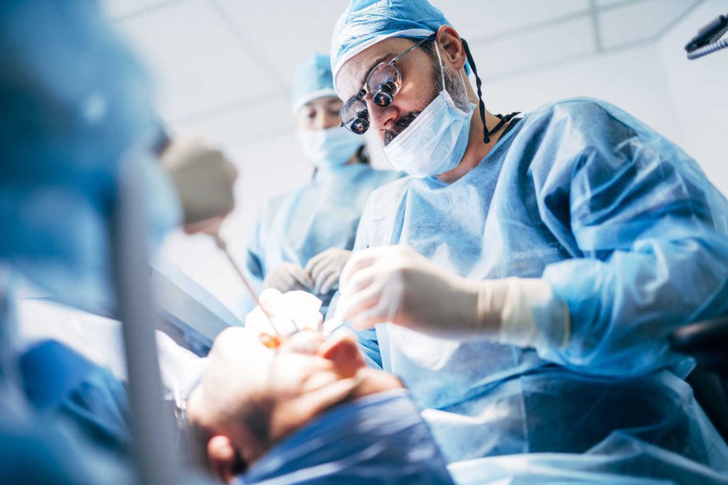 chirurgie correctrice des mâchoires en bloc opératoire